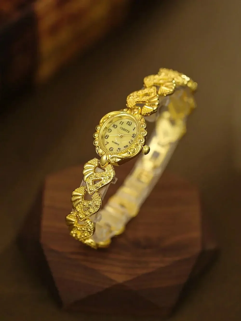 Vintage Yellow Gold Tone Heart Link Watch Lightweight Bracelet Quartz Watch